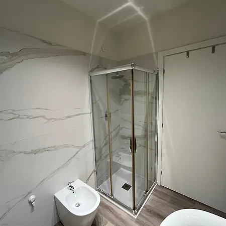 Elegante Bilocale Con Posto Auto Privato بريشا